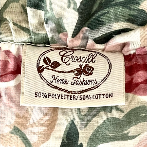 Croscill ๐
๐ข๐๐๐๐๐ Square Flower Pillow - Picture 3 of 5